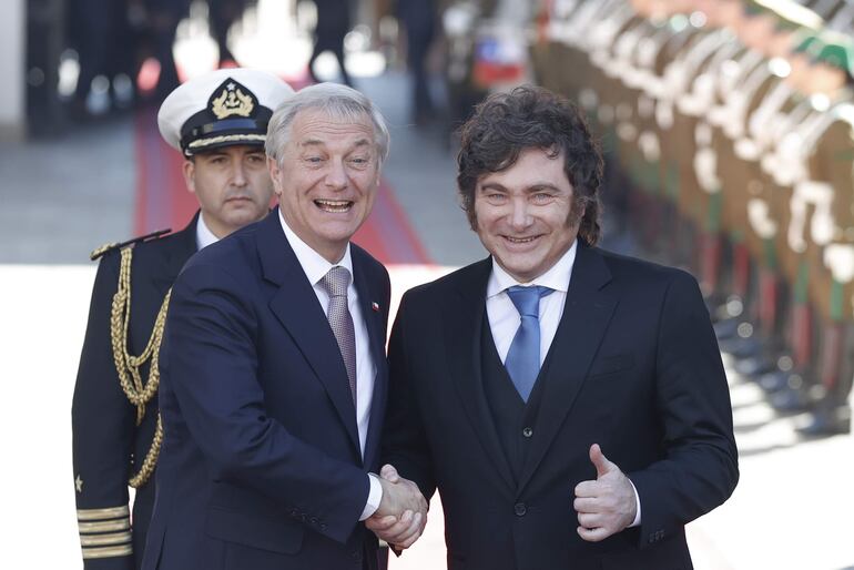 El presidente de Chile, José Antonio Kast (i), posa junto a su homólogo de Argentina, Javier Milei, en el Palacio de la Moneda en Santiago (Chile)