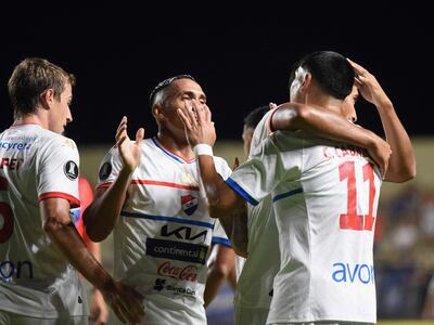 Los jugadores de Nacional festejan un gol en el partido frente a Alianza Lima en la ida de la Fase 1 de la Copa Libertadores 2025 en el estadio Arsenio Erico, en Asunción, Paraguay.