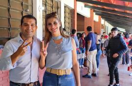 La diputada Roya Torres fue reelecta y ocupará la única banca del PLRA por Alto Paraná el próximo período. A lado con su esposo Roque Godoy, intendente de Presidente Franco.