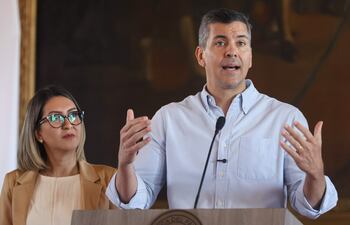 El presidente de Paraguay, Santiago Peña (d), habla durante la conferencia de prensa este viernes en Asunción.