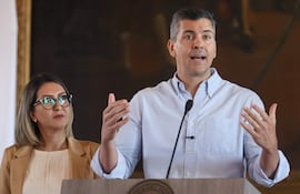 El presidente de la República, Santiago Peña, junto a la ministra de Trabajo, Mónica Recalde.