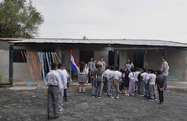 Niños en la formación de la humilde escuela anexa Colonia Belén, de Remansito, en Villa Hayes.