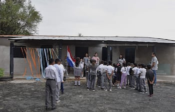 Niños en la formación de la humilde escuela anexa Colonia Belén, de Remansito, en Villa Hayes.