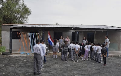 Niños en la formación de la humilde escuela anexa Colonia Belén, de Remansito, en Villa Hayes.