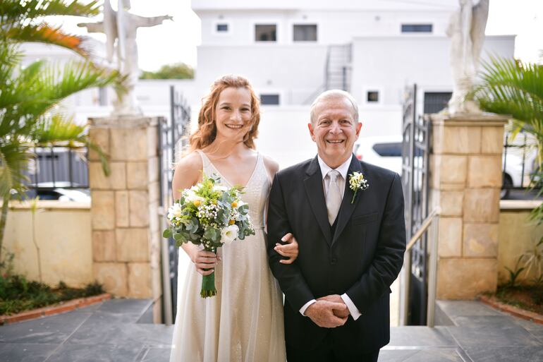 Llegando del brazo de papá.