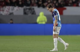 Robert Piris Da Motta, futbolista de Cerro Porteño, abandona el campo reemplazado por una lesión en el partido frente a Estudiantes de La Plata por la vuelta de los octavos de final de la Copa Libertadores 2025 en el estadio Jorge Luis Hirschi, en La Plata, Argentina.