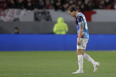 Robert Piris Da Motta, futbolista de Cerro Porteño, abandona el campo reemplazado por una lesión en el partido frente a Estudiantes de La Plata por la vuelta de los octavos de final de la Copa Libertadores 2025 en el estadio Jorge Luis Hirschi, en La Plata, Argentina.