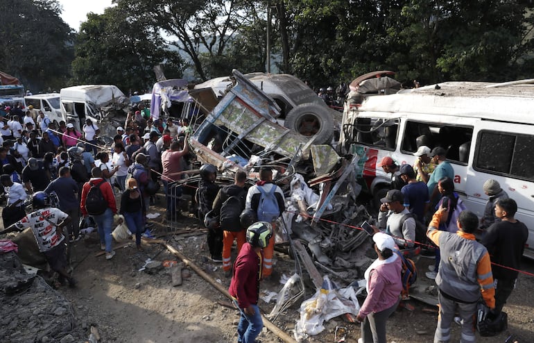 Personas realizan labores de rescate en la vía Panamericana tras un atentado este sábado, en Cajibío (Colombia). Un tramo de la Vía Panamericana, una de las principales carreteras del suroeste colombiano, quedó convertido en un escenario de guerra tras un ataque con un cilindro bomba que dejó al menos siete civiles muertos y 17 heridos en el sector de El Túnel, municipio de Cajibío, departamento del Cauca.