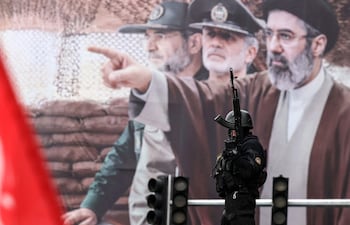 Gigantografía del nuevo ayatolá Mojatabá Jamenei.