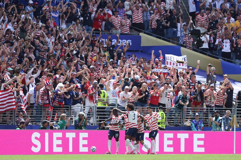 Celebración tras la tempranera anotación de Estados Unidos, con gol en contra, como había ocurrido contra Paraguay, con la desafortunada acción de Damián Bobadilla. Esta vez el blooper fue de Cameron Burgess.