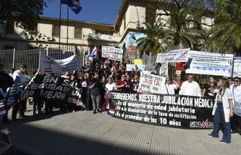 Médicos se manifiestan frente al Ministerio de Salud.