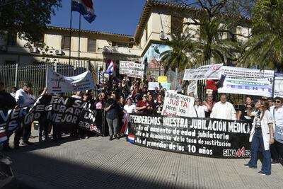 Médicos se manifiestan frente al Ministerio de Salud.