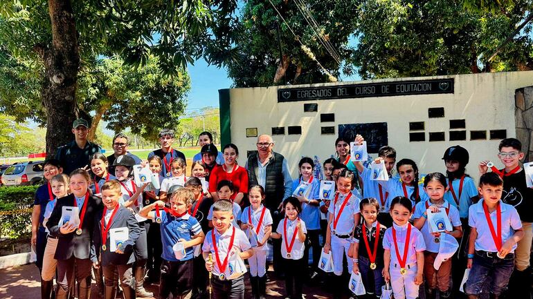 Autoridades de la organización de la Escuela Paraguaya de Equitación, junto al grupo de menudos de la Mini Escuela.