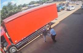 Momento en el trabajador es despojado de todo su dinero.