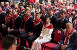 José Luis Rodríguez Robertti, presidente de la Juventud Colorada y director de Asuntos Políticos de la Presidencia del Senado, encabezada por el cartista Basilio “Bachi” Núñez en pleno horario laboral participa del acto de aniversario del Partido Colorado.