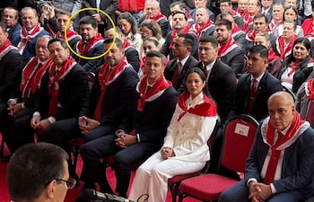 José Luis Rodríguez Robertti, presidente de la Juventud Colorada y director de Asuntos Políticos de la Presidencia del Senado, encabezada por el cartista Basilio “Bachi” Núñez en pleno horario laboral participa del acto de aniversario del Partido Colorado.