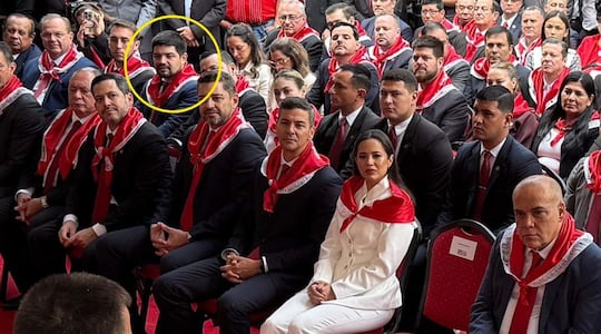 José Luis Rodríguez Robertti, presidente de la Juventud Colorada y director de Asuntos Políticos de la Presidencia del Senado, encabezada por el cartista Basilio “Bachi” Núñez en pleno horario laboral participa del acto de aniversario del Partido Colorado.