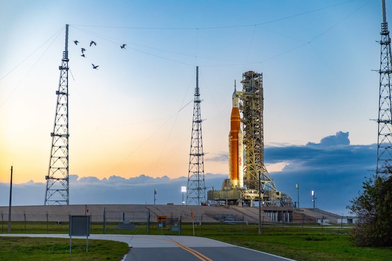 Fotografía del 25 de marzo de 2026 cedida por la NASA del cohete SLS (Sistema de Lanzamiento Espacial) de la misión Artemis II, con la nave espacial Orion en su cúspide, instaladas sobre una plataforma de lanzamiento en el Centro Espacial Kennedy de la NASA en Florida (Estados Unidos). 