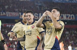 Los jugadores de Cerro Porteño festejan un gol en el partido frente a Libertad por la primera fecha del torneo Apertura 2026 de la Primera División de Paraguay en el estadio La Nueva Olla, en Asunción, Paraguay.