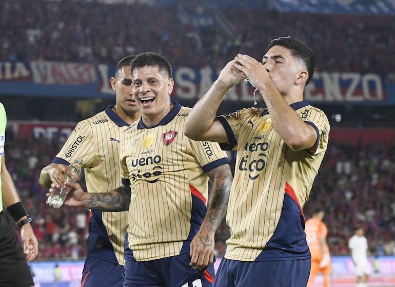 Los jugadores de Cerro Porteño festejan un gol en el partido frente a Libertad por la primera fecha del torneo Apertura 2026 de la Primera División de Paraguay en el estadio La Nueva Olla, en Asunción, Paraguay.