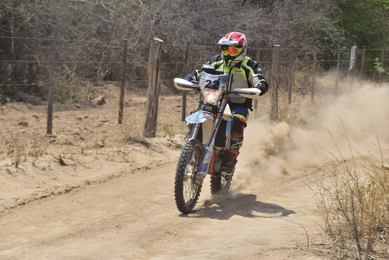 Gido Krahn, con su GK 822 (foto), comparte la punta con Walter Marrero (KTM SXF) entre las Motos hasta 450 cc.