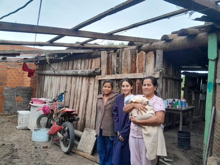 Tres mujeres, una con un bebe despues del temporal