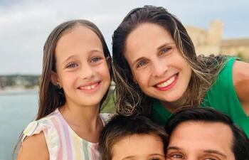 ¡Hermosa familia! Lory Anderson y Javier Omella con sus hijos Martina y Felipe.