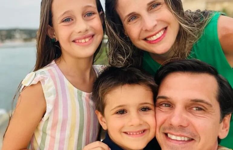 ¡Hermosa familia! Lory Anderson y Javier Omella con sus hijos Martina y Felipe.