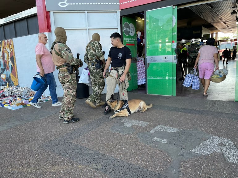 Agentes policiales vigilan la entrada a la Estación de Buses de Asunción.