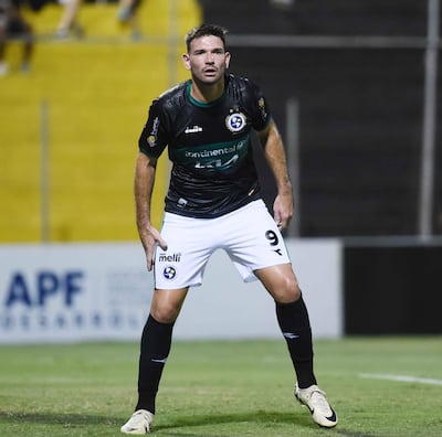 Sergio Daniel Dietze (26) porta la edición especial de la primera vestimenta solense, con el short blanco y la camiseta negra con franja
y puños verdes.