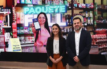 Kiara Salas y Carlos Pérez durante la presentación del Paquete Full de Infonet Cobranzas.