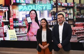 Kiara Salas y Carlos Pérez durante la presentación del Paquete Full de Infonet Cobranzas.