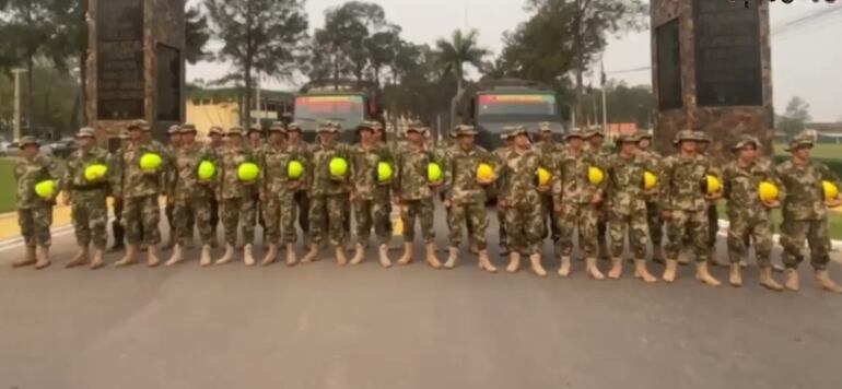 Militares del Ejército Paraguayo se dirigen hacia la zona de los incendios en el Chaco.