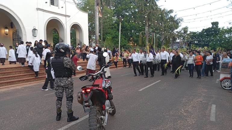 Personal policial presente en procesión en el inicio de Semana Santa.