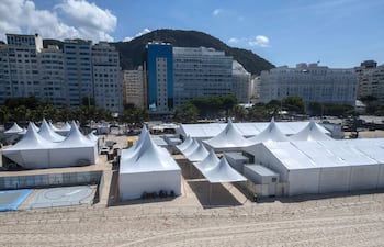 Esta vista aérea muestra el montaje del escenario para el concierto de la cantante colombiana Shakira en la playa de Copacabana, en Río de Janeiro, Brasil, el 13 de abril de 2026.