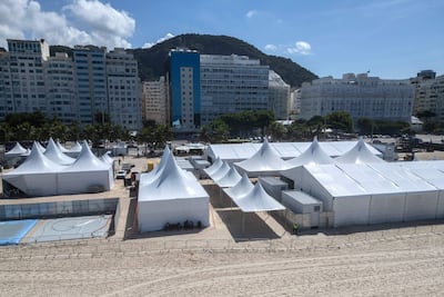 Esta vista aérea muestra el montaje del escenario para el concierto de la cantante colombiana Shakira en la playa de Copacabana, en Río de Janeiro, Brasil, el 13 de abril de 2026.