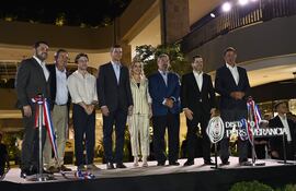Luis Bello, intendente de Asunción; Don Pedro Zuccolillo, Pedro Zuccolillo, Santiago Peña, presidente de la República; Leticia Ocampos, primera dama; Carlos Zuccolillo, Raúl Latorre, presidente de la Cámara de Diputados, y Rolando Zuccolillo.