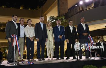 Luis Bello, intendente de Asunción; Don Pedro Zuccolillo, Pedro Zuccolillo, Santiago Peña, presidente de la República; Leticia Ocampos, primera dama; Carlos Zuccolillo, Raúl Latorre, presidente de la Cámara de Diputados, y Rolando Zuccolillo.