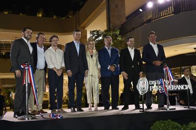 Luis Bello, intendente de Asunción; Don Pedro Zuccolillo, Pedro Zuccolillo, Santiago Peña, presidente de la República; Leticia Ocampos, primera dama; Carlos Zuccolillo, Raúl Latorre, presidente de la Cámara de Diputados, y Rolando Zuccolillo.