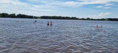 Muchos compatriotas optan por aplacar el calor en las playas de Villa Florida y otros puntos turísticos del país. Se esperan temperaturas máximas importantes para los próximos días, ideales para actividades veraniegas.