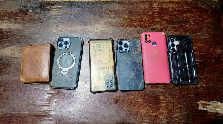 Se devolvieron dos celulares y otros seis fueron incautados.
