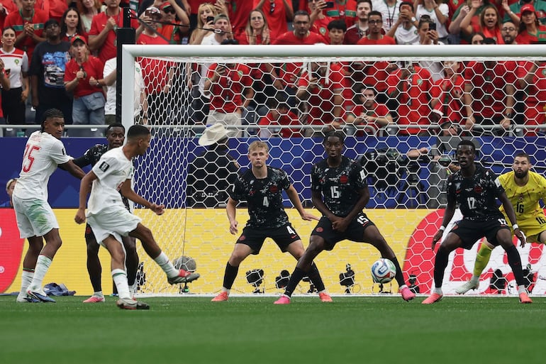 Azzedine Ounahi recibió destapado el balón y con un derechazo estableció el 1-0.  