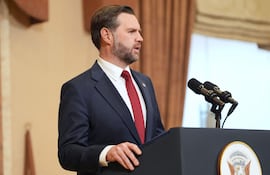 El vicepresidente JD Vance habla durante una conferencia de prensa tras reunirse con representantes de Pakistán e Irán en Islamabad.