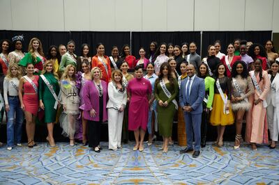 Las representantes de los países participantes en el concurso de belleza Miss Universe posando junto a autoridades durante la conferencia de prensa de bienvenida celebrada, el 10 de enero de 2023, en el Ernest N. Morial Convention Center en Nueva Orleans, Luisiana (EEUU). Más de 80 beldades de todo el mundo participan ya en los ensayos y pruebas previos a la edición número 71 del certamen Miss Universo, que tendrá lugar en Nueva Orleans (sur de EE.UU.) el 13 y 14 de enero.