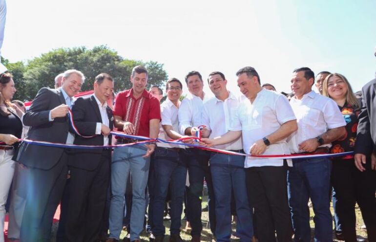 El presidente de la República, Santiago Peña (centro, de rojo), acompañado de autoridades de su gobierno, realizó la inauguración del centro de atención a emprendedores y mipymes.