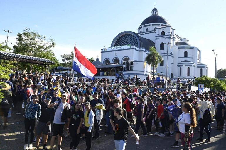 Los jóvenes caminaron bajo un intenso Sol hasta llegar a la Basílica.
