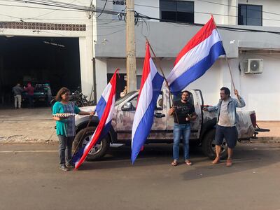 Los manifestantes con banderas paraguayas y huevos se instalaron frente al acceso de una radio emisora, situada en el Km 4 Ciudad del Este.