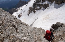 En las montañas Dolomita, Italia, alrededor del pico Punta Penia. Las personas suben a la cima de los glaciares y la nieve.