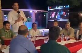 El diputado Mauricio Espínola (de pie) durante su discurso de ayer. Entre otros, también se ve al diputado Juanchi Maciel, el exministro de Educación, Juan Manuel Brunetti y el expresidente de la República, Mario Abdo Benítez.