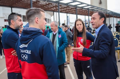 Fotografía cedida por la Corporación Santiago 2023, que muestra al ministro chileno del Deporte, el exfutbolista Jaime Pizarro (d), hablando con varios voluntarios hoy, durante el acto por la cuenta regresiva de 30 días para el inicio de los Juegos Panamericanos, en Santiago (Chile). Santiago 2023 comenzó su cuenta regresiva de 30 días para el inicio de los Juegos Panamericanos con una ceremonia, este miércoles, en el Parque Estadio Nacional de la capital chilena donde se reforzó el compromiso por ofrecer la mejor experiencia deportiva.